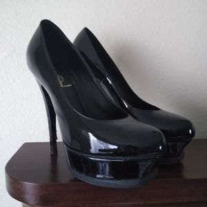 Yves saint Laurent black patent heels